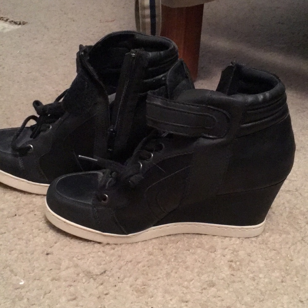 Black Wedges